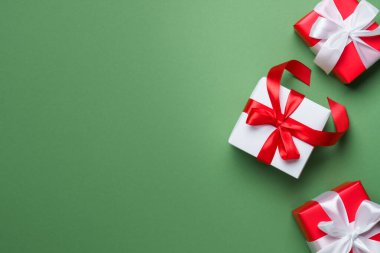 Noel hediyeleri, hediye kutusu ve yeşilde tatil süslemeleri, mesaj için yer. Üst görünüm.