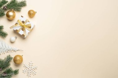 Noel hediyesi ve altın madalyalar. Pastel arkaplanda en üstteki görüntü ve tasarım alanı.