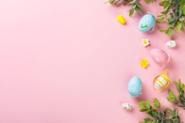 Renkli arka planda Paskalya yumurtaları. Kopyalama alanı olan düz.