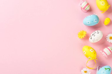 Pembe arka planda Paskalya yumurtaları. Dizayn için alanı olan düz uzandı.