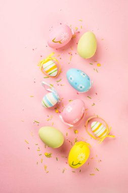 Paskalya arka planında pembe yumurtalar. En üst görüntü.