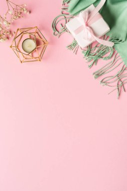 Yeşil eşarp, hediye kutusu ve çiçekli düz kompozisyon. Kopyalama alanı olan düz.