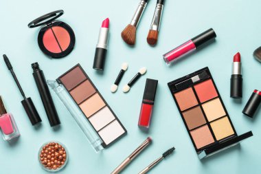 Profesyonel makyaj aletleri. Mavi arkaplan görünümlü makyaj ürünleri.