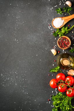 Siyahların yemek geçmişi. Taze bitkiler, domates ve zeytinyağlı baharatlar. Kopyalama alanı olan düz.