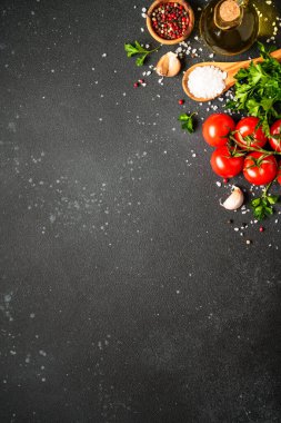 Siyahların yemek geçmişi. Taze bitkiler, sebzeler ve zeytinyağlı baharatlar. Yemek malzemesi. Kopyalama alanı olan düz.