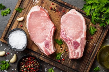 Çiğ domuz eti. Baharatlı panoda taze et. En üst görüntü.