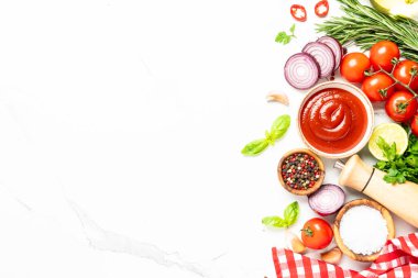 Mutfak masasında otlar, baharatlar ve sebzeler. Beyazların yemek pişirme geçmişi. Kopyalama alanı olan düz.