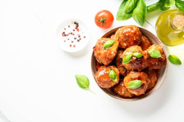 Beyaz arka planda domates soslu köfte. Hindi eti. Tasarım için alanı olan üst görünüm.