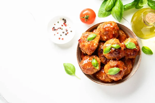 Beyaz arka planda domates soslu köfte. Hindi eti. Tasarım için alanı olan üst görünüm.