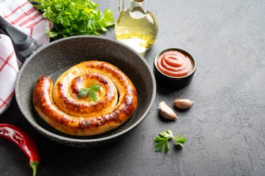 Sosis, ızgara et, tavada domuz sucuğu. Kopyalama alanı ile kapat.