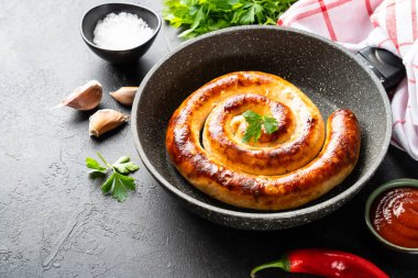 Sosis, ızgara et, tavada domuz sucuğu. Kopyalama alanı ile kapat.