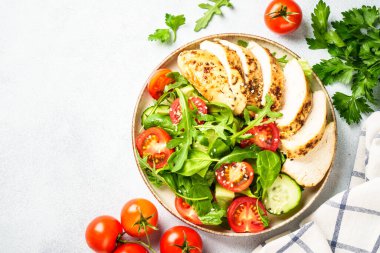 Siyah masada ızgara et ve sebzeli tavuk salatası. Kopyalama alanı olan üst görünüm.