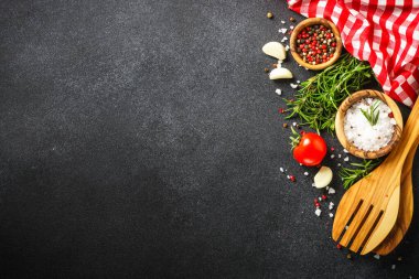 Sağlıklı yemekler, yemek pişirme geçmişi. Taze bitkiler, baharatlar ve sebzeler. Siyah üzerine üst görünüm.