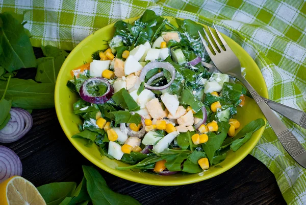 Свежий зеленый салат с соломой — стоковое фото