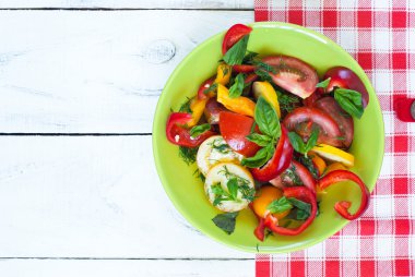 Taze sebze salatası