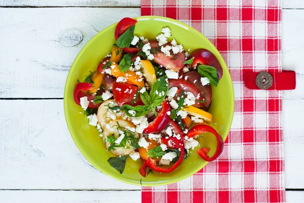 Uma salada de legumes frescos — Fotografia de Stock