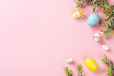 Renkli arka planda Paskalya yumurtaları. Bahar kompozisyonu. Kopyalama alanı olan düz.