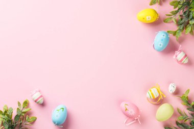 Renkli arka planda Paskalya yumurtaları. Kopyalama alanı olan düz.