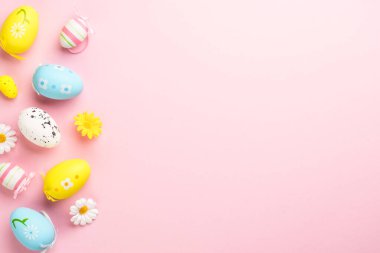 Pembe arka planda Paskalya yumurtaları. Dizayn için alanı olan düz uzandı.