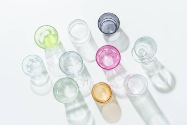 Beyaz arka plan manzaralı içki bardakları. Renkli cam..