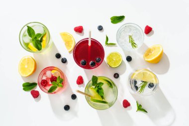 Yaz içkileri, beyaz arka planda renkli kokteyller. Limonata, mojito, ahududu limonatası, taze meyve ve meyveli tonik suyu..