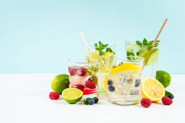 Renkli arka planda limonata seti. Limonata, mojito, ahududu limonatası ve yabanmersinli limonata..