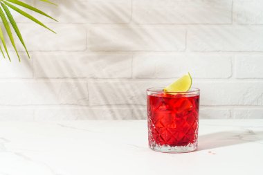 Viski, nar şurubu, acı, limon ve buzlu New Yorker kırmızı kokteyli..