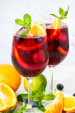 Taze meyve ve buzlu sangria. Yaz alkolü, İspanyol meyve şarabı..