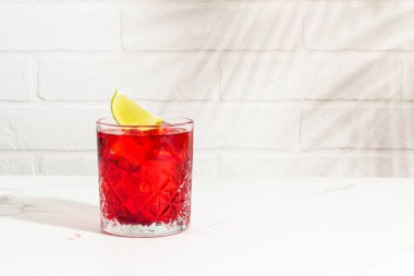 Viski, nar şurubu, acı, limon ve buzlu New Yorker kırmızı kokteyli..