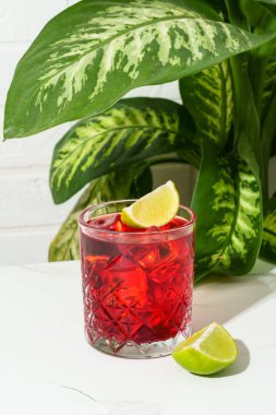 Viski, nar şurubu, acı, limon ve buzlu New Yorker kırmızı kokteyli..