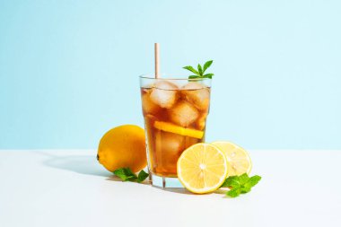 Buzlu çay, limonata, Long Island. Renkli arka planda sert gölgeli yaz içeceği.