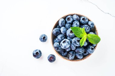 Kasede yabanmersini var. Kopyalama alanı olan beyaz tablo üzerindeki üst görünüm.