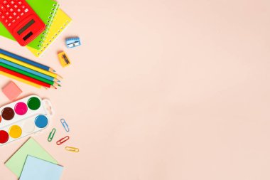 Okul konseptine geri dönelim. Okul kağıtları, renkli arka planda okul malzemeleri. Kopyalama alanı olan düz.