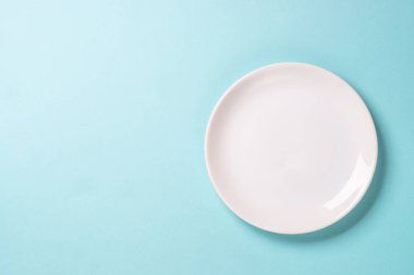 Mavi arka planda beyaz plaka. Düz yatıyordu.