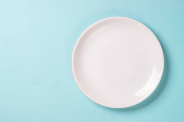 Mavi arka planda beyaz plaka. Düz yatıyordu.