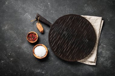 Siyah arka planda baharatlarla kesme tahtası. Kopyalama alanı olan üst görünüm.