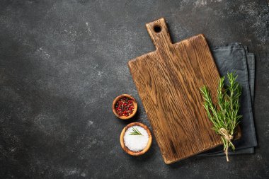 Kesme tahtası, otlar ve baharatlarla dolu mutfak masası. Düz konum, dizayn için alan.