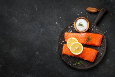 Limon ve baharatlı somon filetosu. Çiğ taze balık, Omega 3 kaynağı. Dizayn için alanı olan düz uzandı.