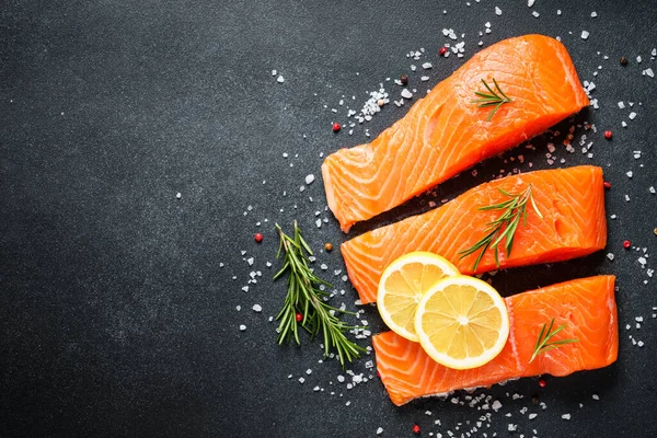 Somon fileto, siyah masada çiğ balık. Metin için boşluk olan üst görünüm.