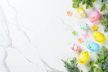 Beyaz arka planda Paskalya yumurtaları. Kopyalama alanı olan düz resim.