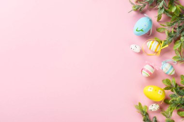 Renkli arka planda Paskalya yumurtaları. Bahar kompozisyonu. Kopyalama alanı olan düz.