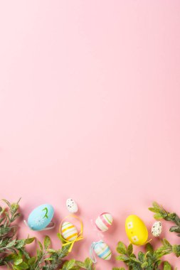 Renkli arka planda Paskalya yumurtaları. Bahar kompozisyonu. Kopyalama alanı olan düz.