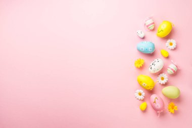 Renkli arka planda Paskalya yumurtaları. Bahar kompozisyonu. Kopyalama alanı olan düz.