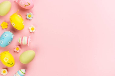 Paskalya arka planında pembe yumurtalar. En üst görüntü.