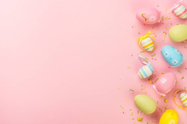Pembe arka planda Paskalya yumurtaları. Dizayn için alanı olan düz uzandı.