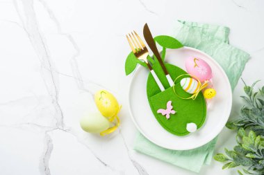 Beyaz arka planda şirin dekorasyonlu Paskalya sofrası. Kopyalama alanı olan düz.