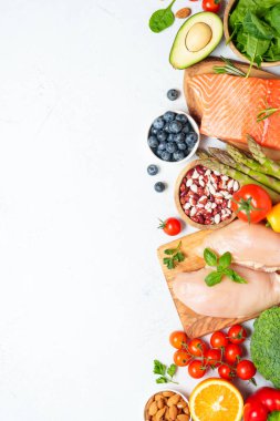 Sağlıklı yemek geçmişi. Taze sebze, et, balık, tahıl, yaprak ve meyve. Metin için boşluk olan üst görünüm.