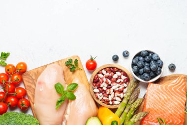 Sağlıklı yemek geçmişi. Taze sebze, et, balık, tahıl, yaprak ve meyve. Metin için boşluk olan üst görünüm.