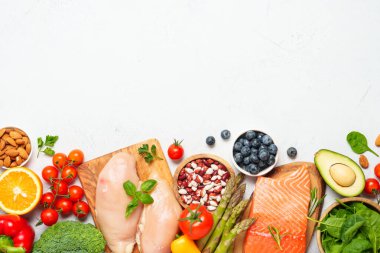 Sağlıklı yemek geçmişi. Taze sebze, et, balık, tahıl, yaprak ve meyve. Metin için boşluk olan üst görünüm.