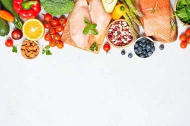 Sağlıklı kalp yemek geçmişi. Taze sebze, et, balık, tahıl, yaprak ve meyve. Üst görünüm.